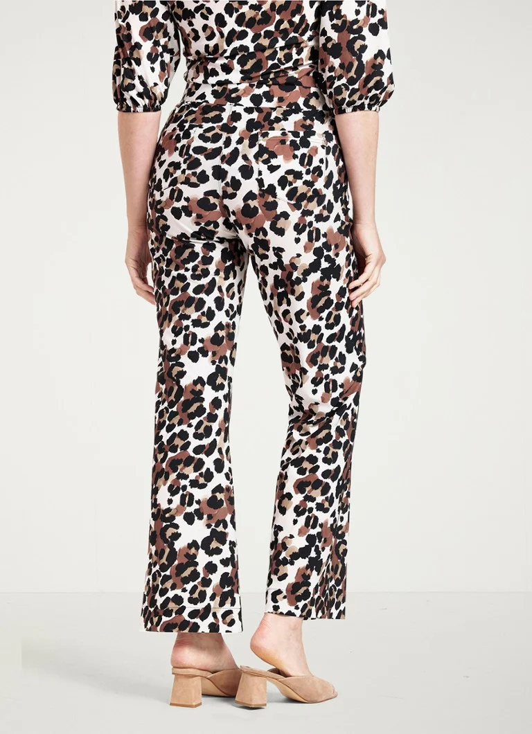 Pantaloni evazați Studio Anneloes Marinda cu imprimeu leopard și buzunare laterale.