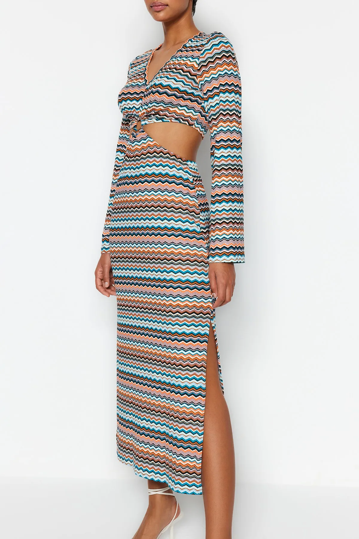 Trendyol Collection  Mehrfarbiges, dehnbares Midi-Strickkleid mit Ausschnitten und detailliertem Druck TWOSS23EL01809