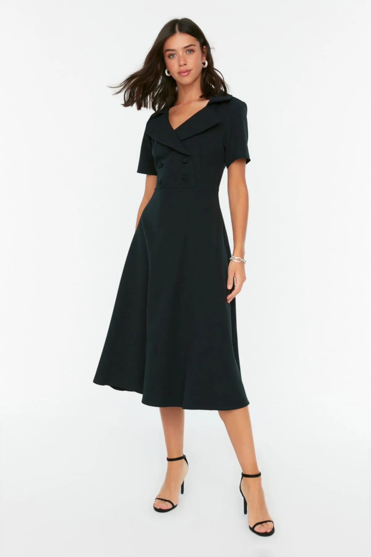Trendyol Collection  Schwarzes, gewebtes Kleid mit Knöpfen und Details TWOSS22EL1185