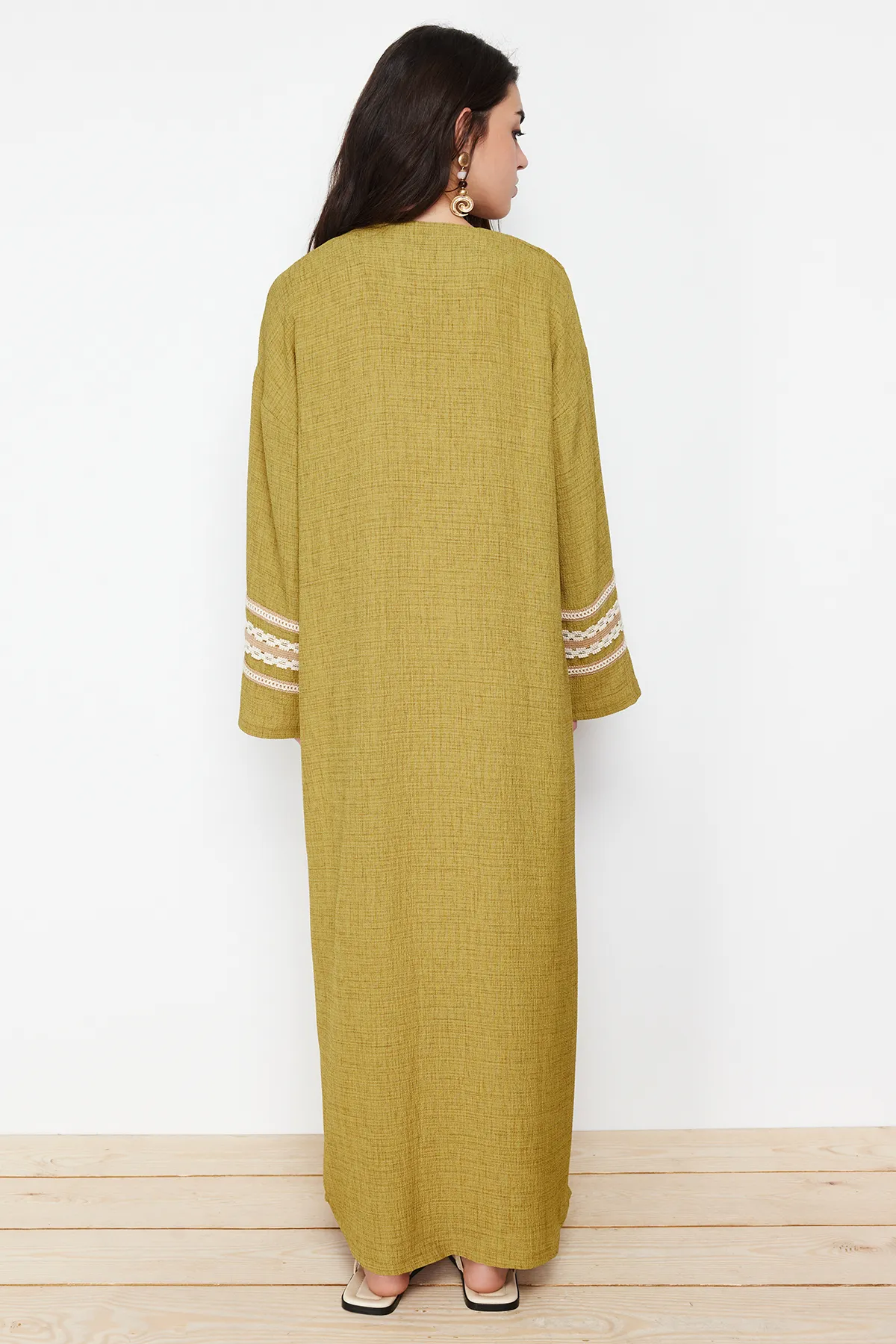 Trendyol Modest  Langer, gewebter Kimono, Kaftan und Abaya mit Ölgrün-Stickerei und detaillierten Details TCTSS24KF00006