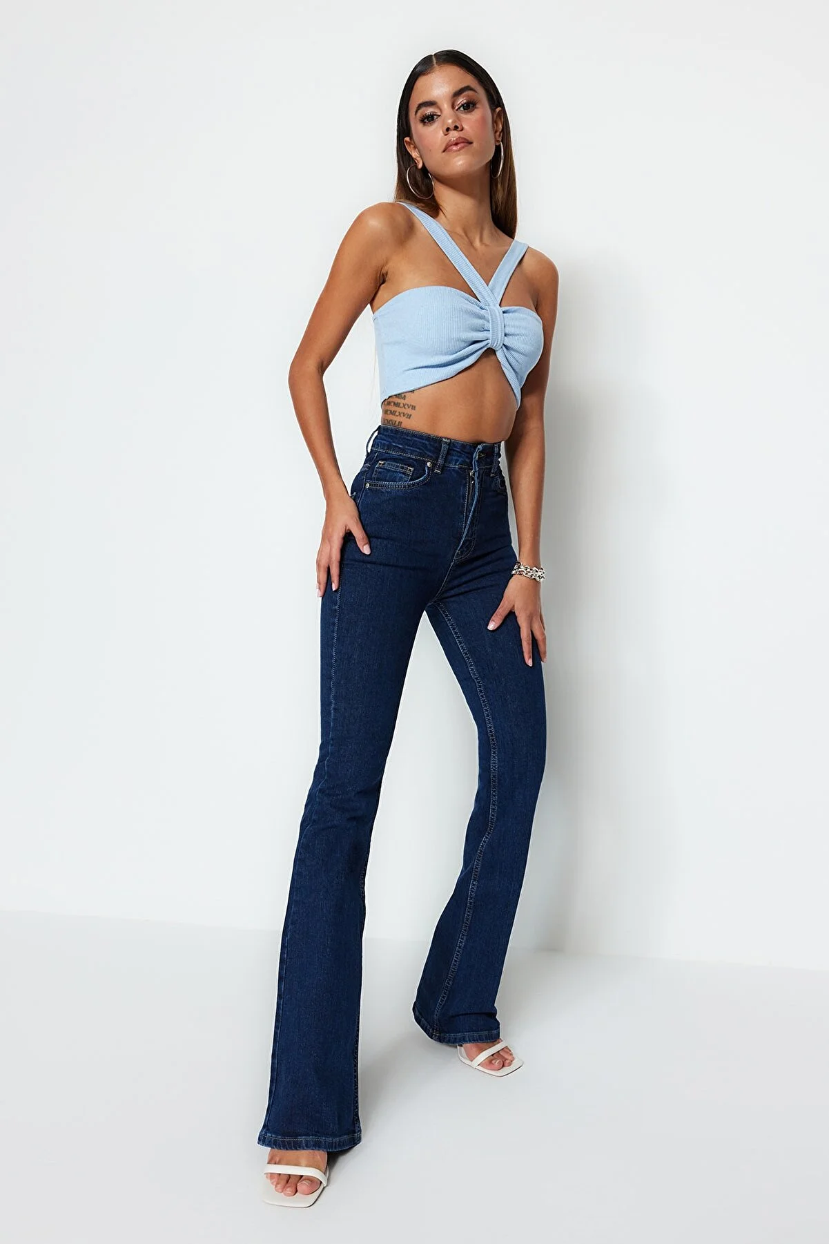 Trendyol Collection  Dunkelblaue Flare-Jeans mit superhoher Taille TWOSS23JE00064