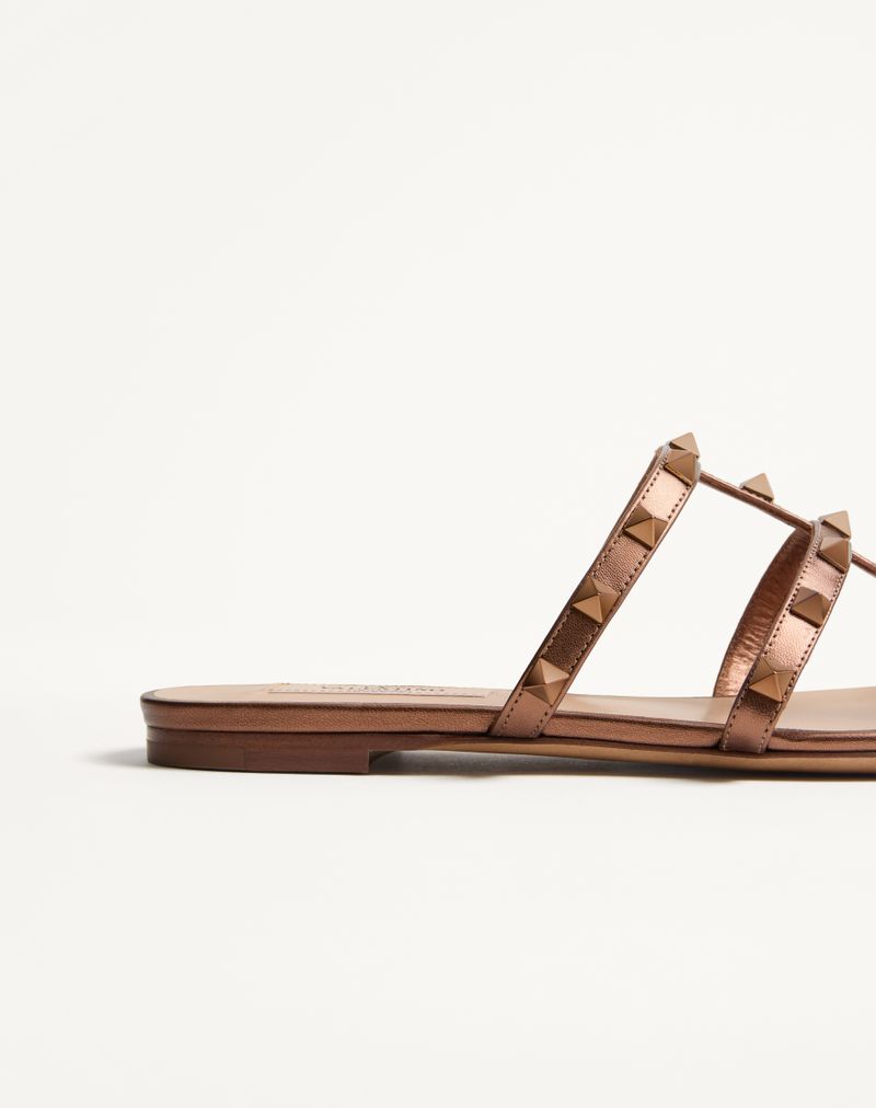 Rockstud lage teenslipper van gelamineerd nappaleer