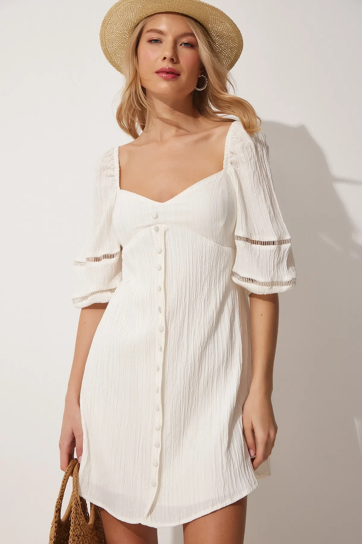 Happiness İstanbul  Weißes Damen-Sommerkleid mit herzförmigem Ausschnitt und Ballonärmeln DM00113