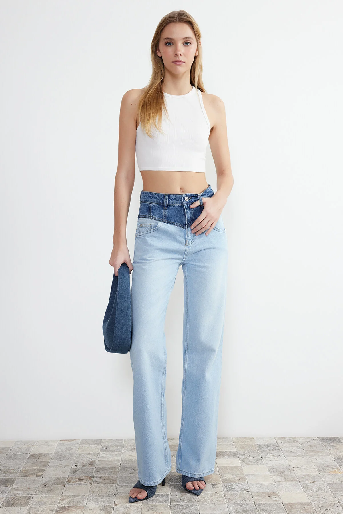 Trendyol Collection  Blaue Farbblock-Jeans mit hoher Taille und weitem Bein TWOSS24JE00110