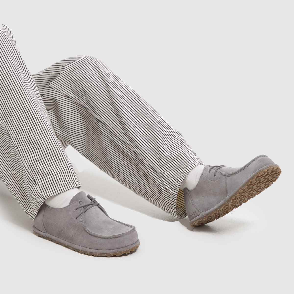 BIRKENSTOCK – Ljusgrå platta skor med spets och utti-motiv