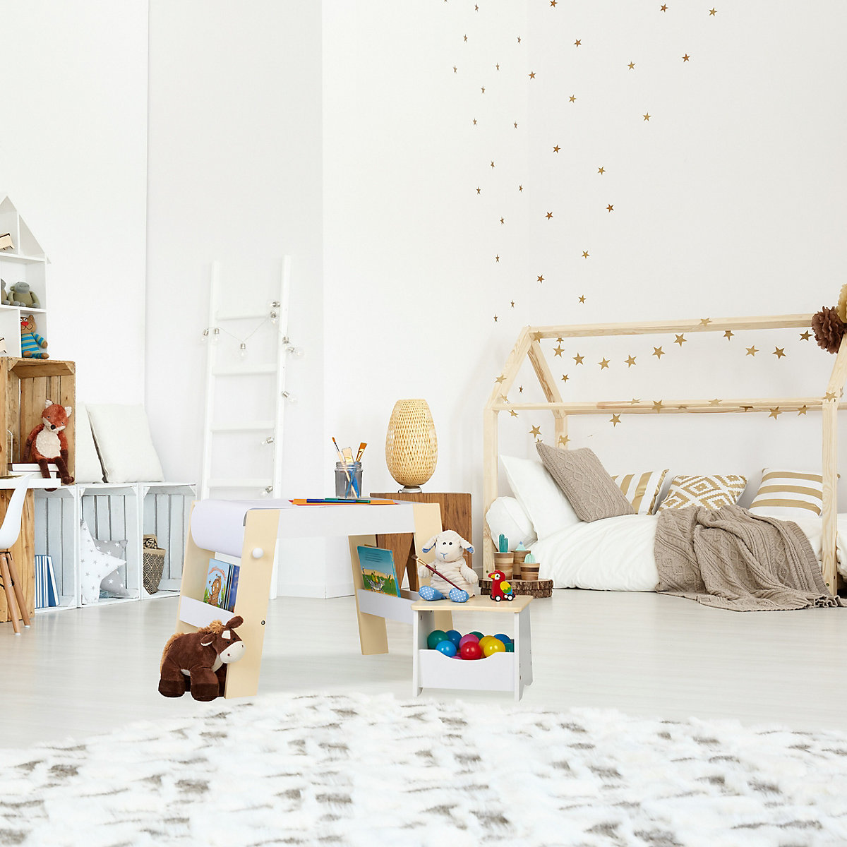 Kindersitzgruppe aus Hocker und Tisch