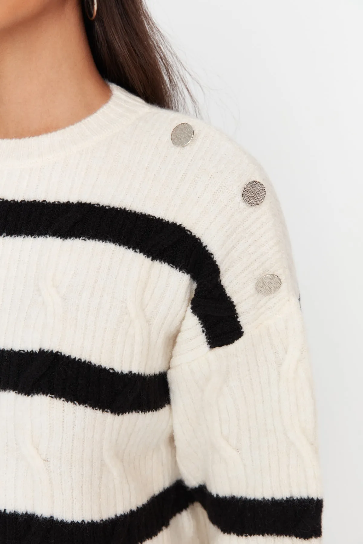 Trendyol Modest  Ecru gestreifter Strickpullover mit Knöpfen TCTAW23AK00063