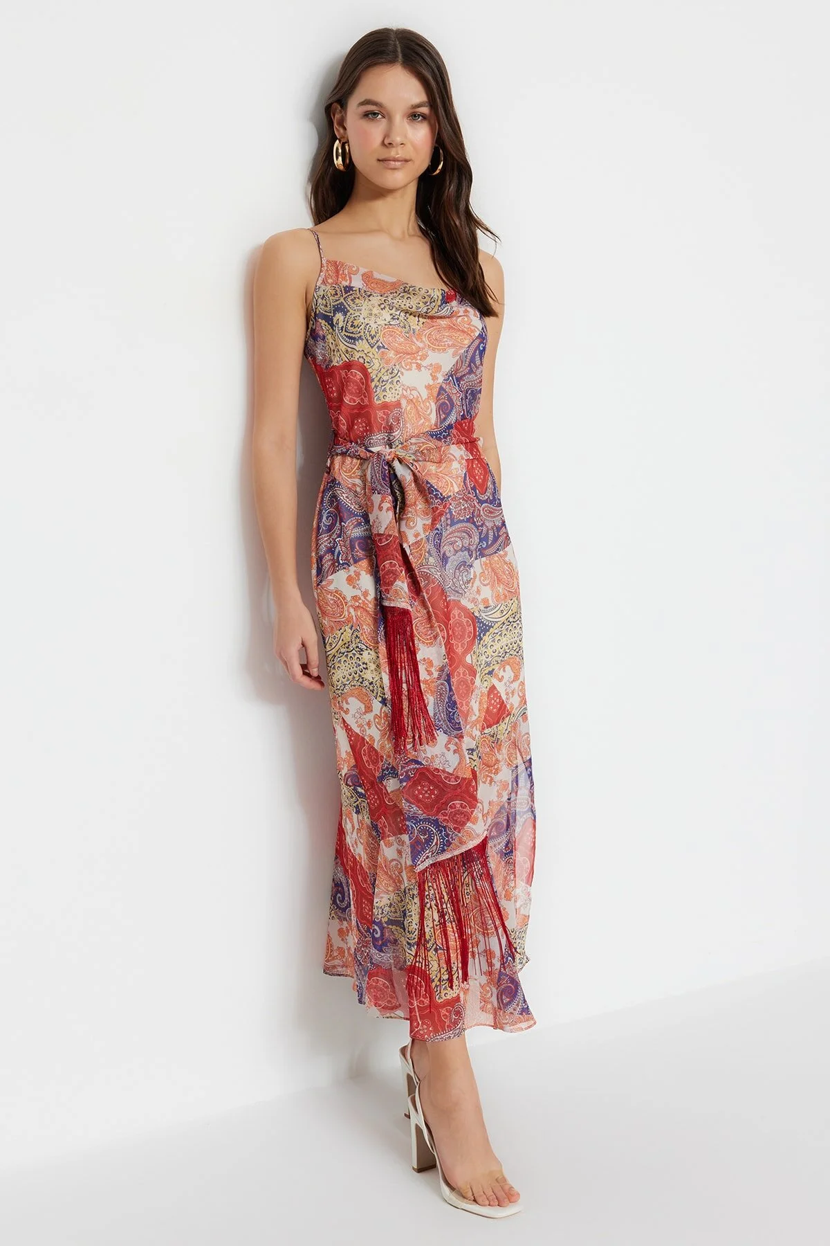 Trendyol Collection  Mehrfarbiges, gewebtes Maxikleid mit Gürtel, Quasten und Schalmuster in A-Linie/Glockenform TWOSS23EL01777
