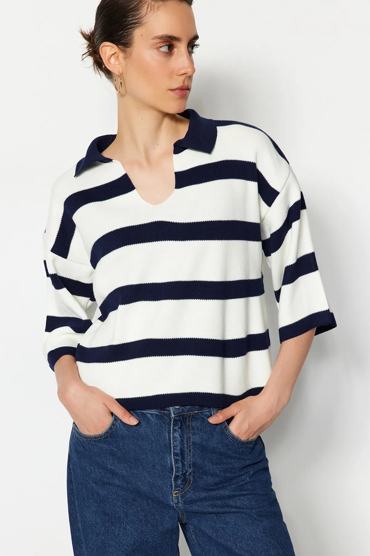 Trendyol Collection  Marineblauer Basic-Strickpullover mit Streifen TWOAW23BZ00001
