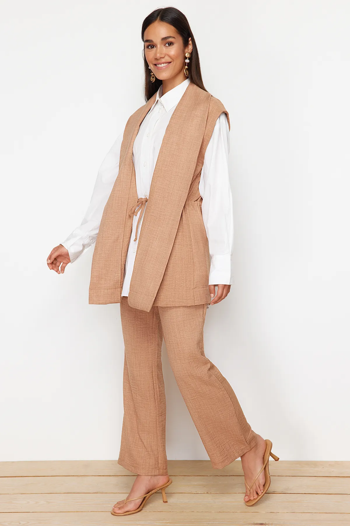 Trendyol Modest  Brauner, innen gebundener Kimono-Hosen-Gewebeanzug in Leinenoptik TCTSS23US00061