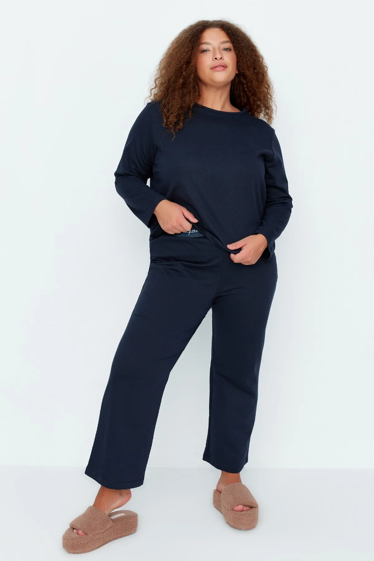 Trendyol Curve  Marineblaues Pyjama-Set aus Strick mit elastischer Taille TBBAW23AI00053