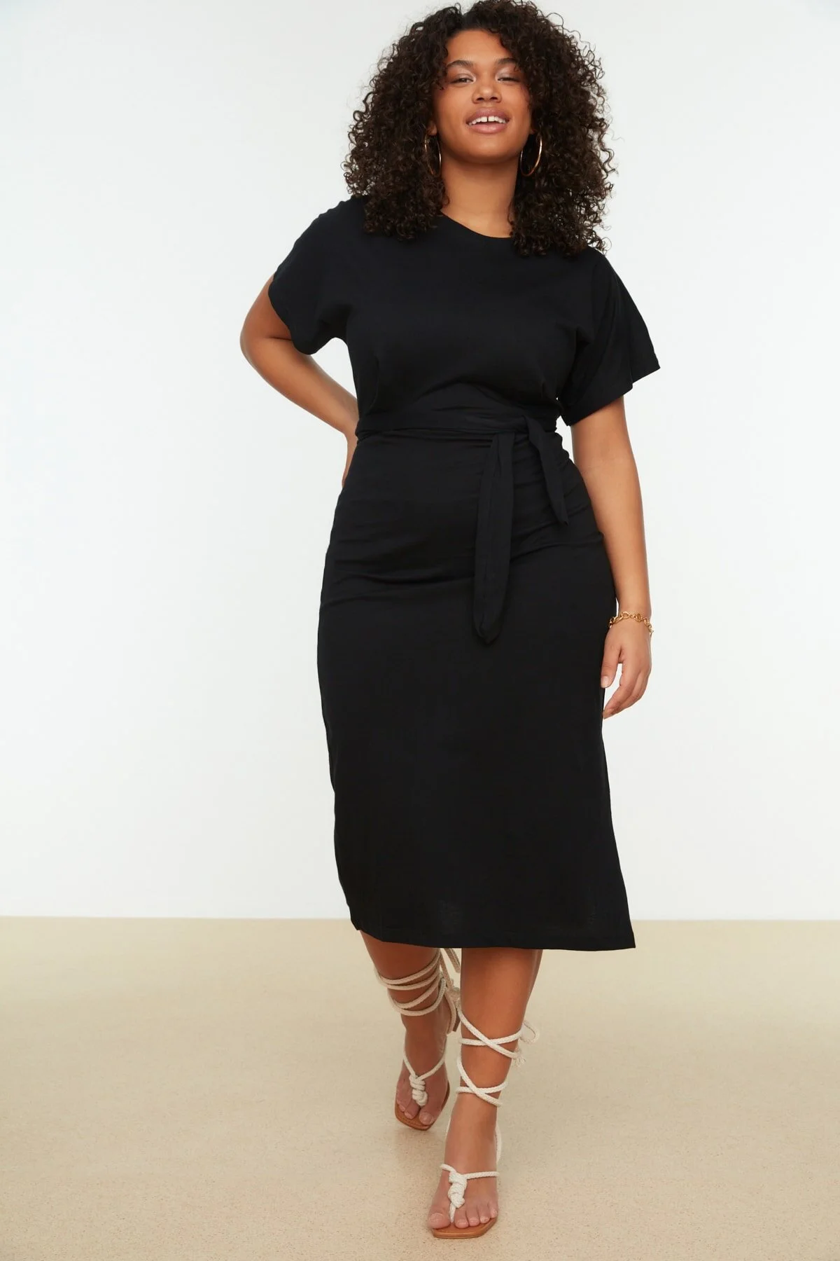 Trendyol Curve  Schwarzes, gerade geschnittenes Strickkleid mit Bindedetail und Schlitz TBBSS22EL1640