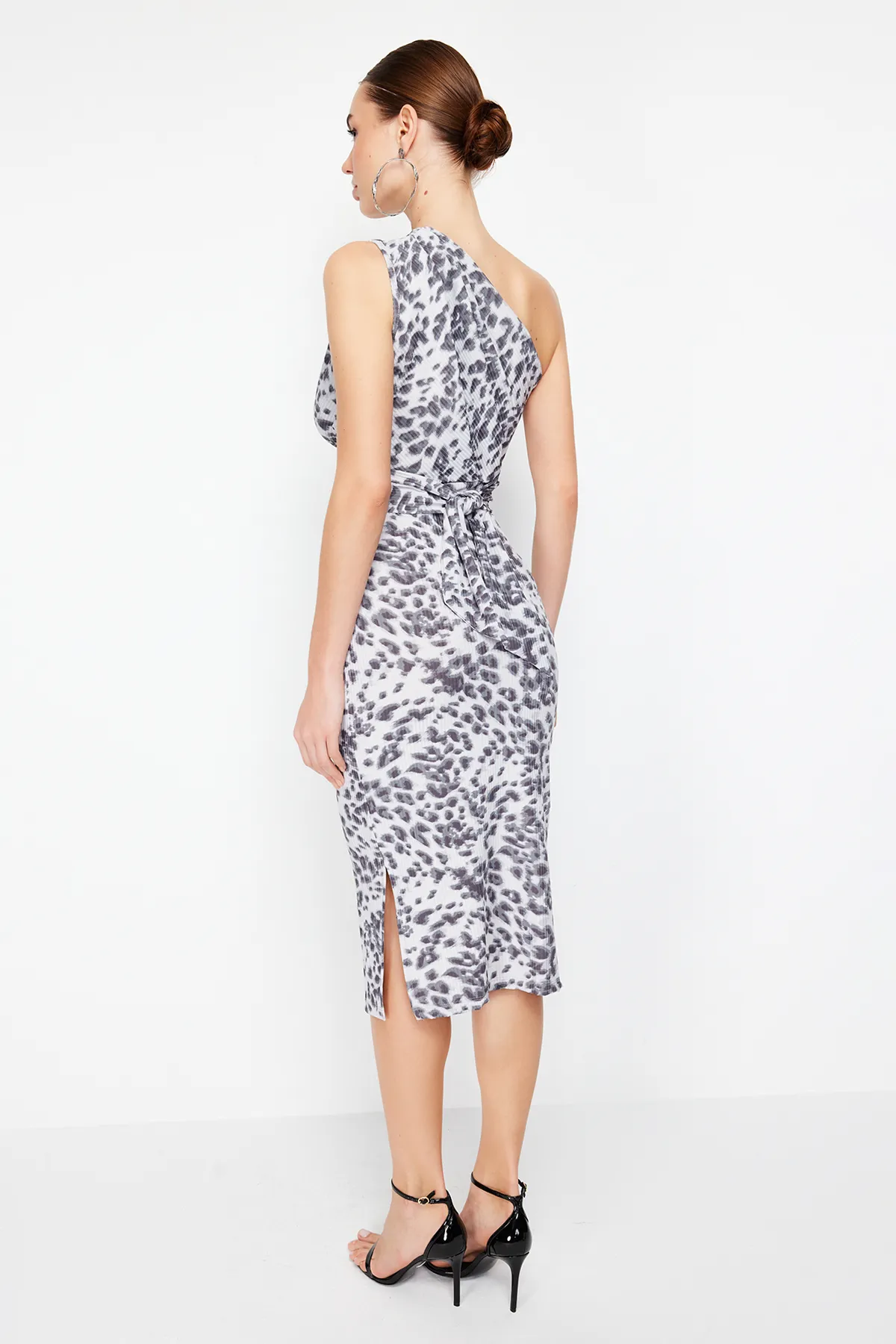 Trendyol Collection  Graues, figurbetontes One-Shoulder-Midi-Bleistiftkleid aus Strick mit asymmetrischer Raffung und Leopardenmuster TWOSS23EL02182