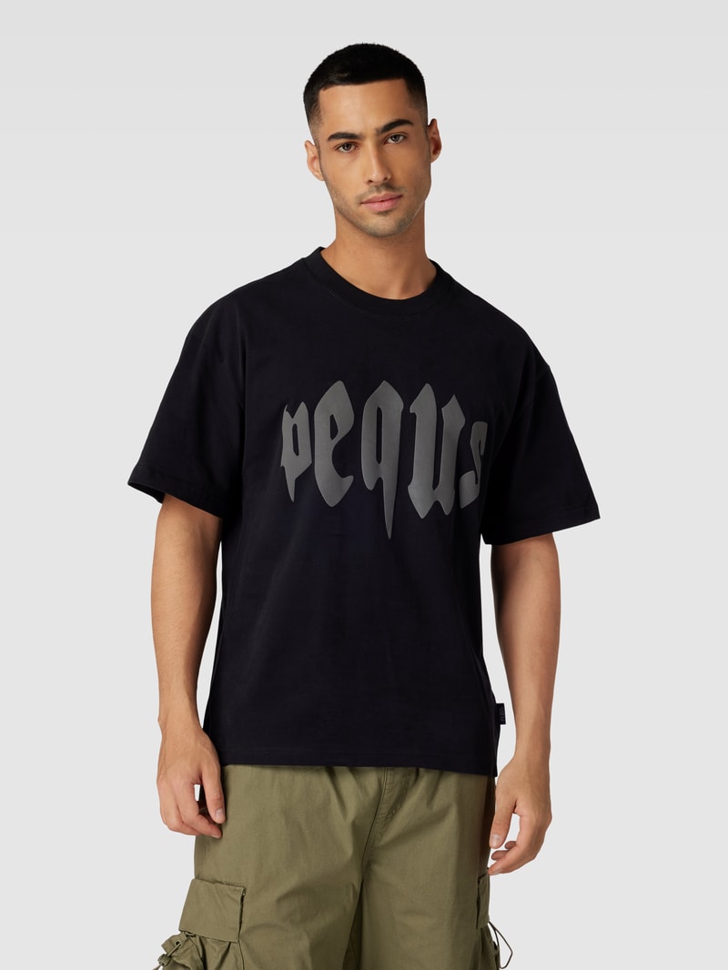 T-Shirt mit Label-Print und überschnittenen Schultern in schwarz