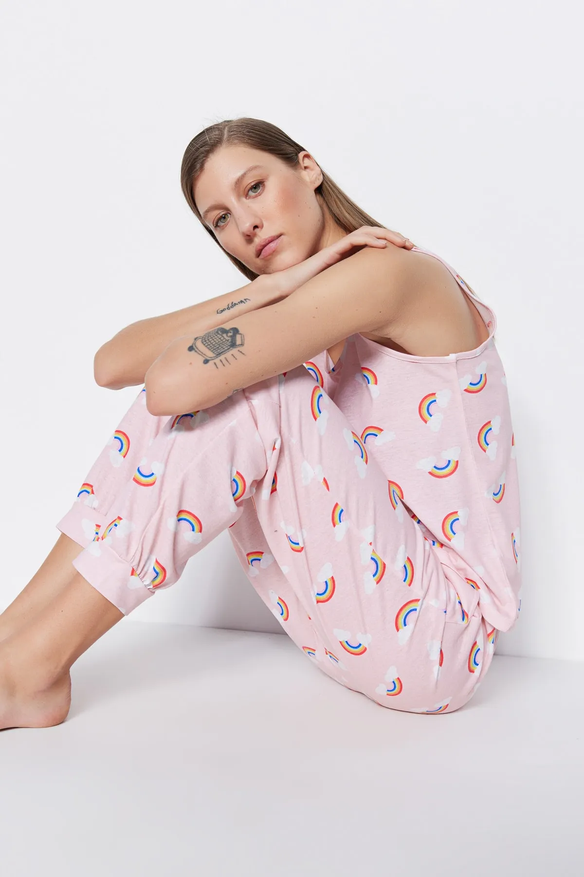 Trendyol Collection  Hellrosa gestricktes Pyjama-Set mit Unterhemd und Hose mit Regenbogenmuster THMSS23PT00092