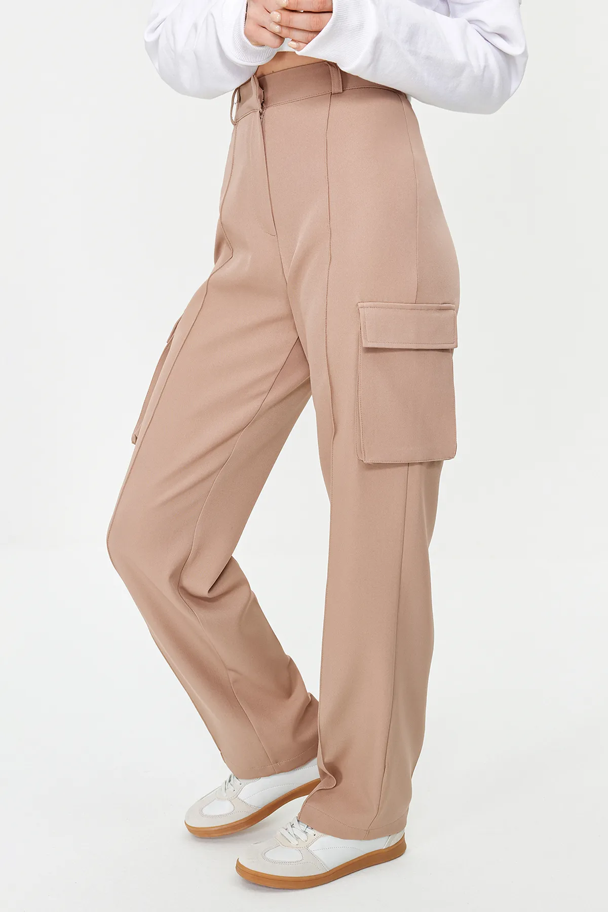 Trendyol Collection  Nerzfarbene, gerade geschnittene, gewebte Cargo-Hose mit doppelten Taschen TWOAW22PL0343