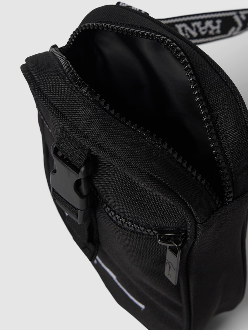 Crossbody Bag mit Label-Print in schwarz