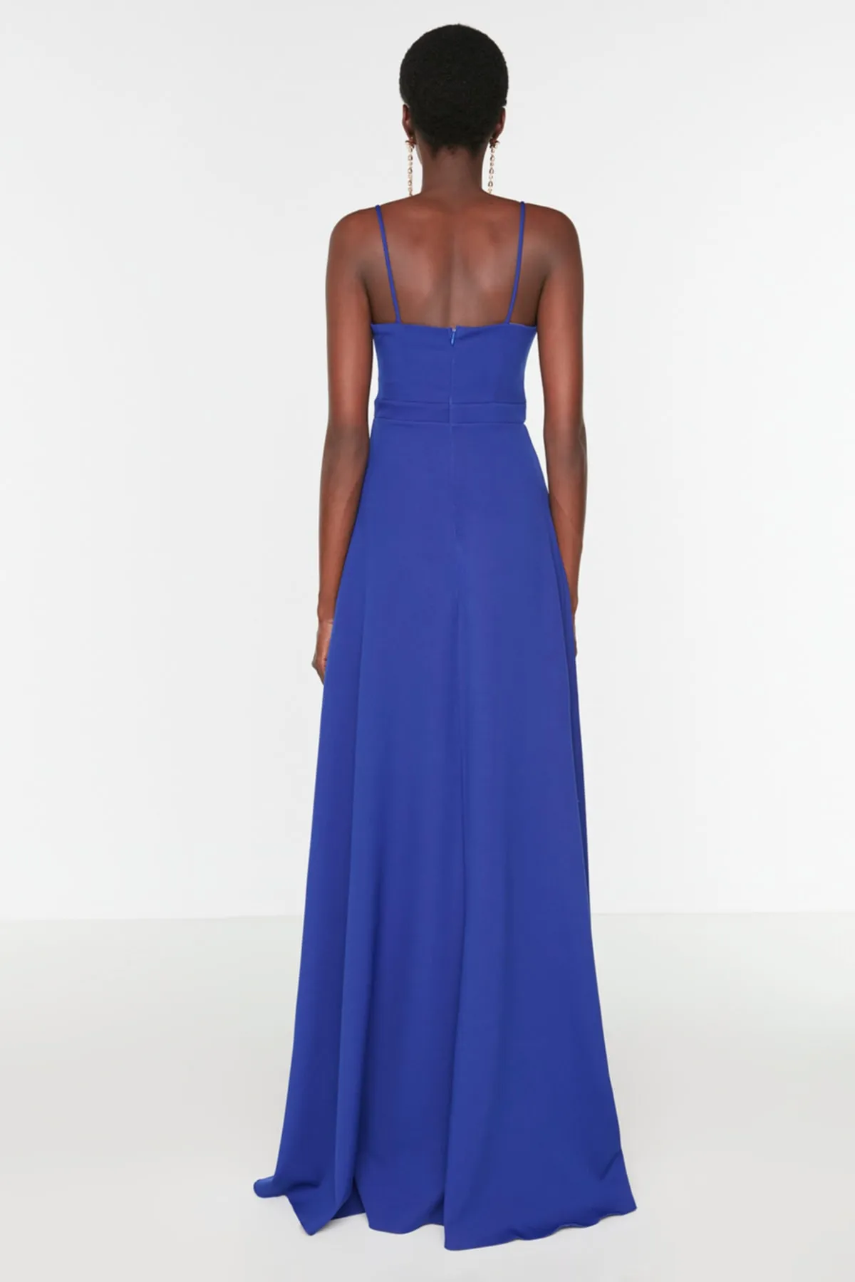 Trendyol Collection  Langes Abendkleid mit tiefem Ausschnitt und Schlitz von Saks TPRSS19FZ0511