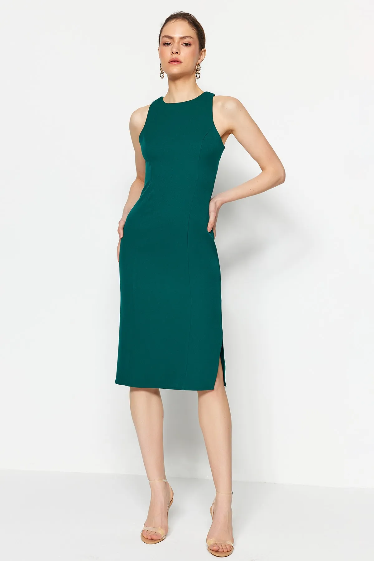 Trendyol Collection  Smaragdgrünes, figurbetontes Midi-Neckholder-Webkleid TWOSS23EL00611