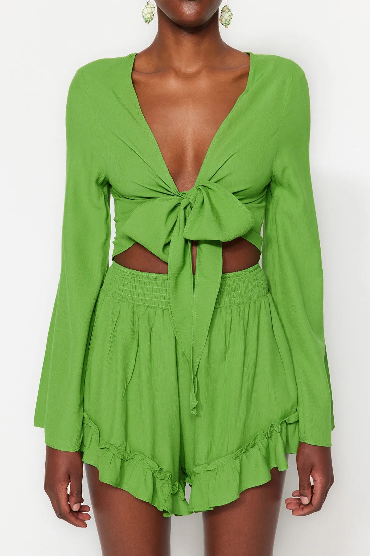 Trendyol Collection  Grünes gewebtes Set mit gebundener Bluse und Shorts TBESS23AU00027