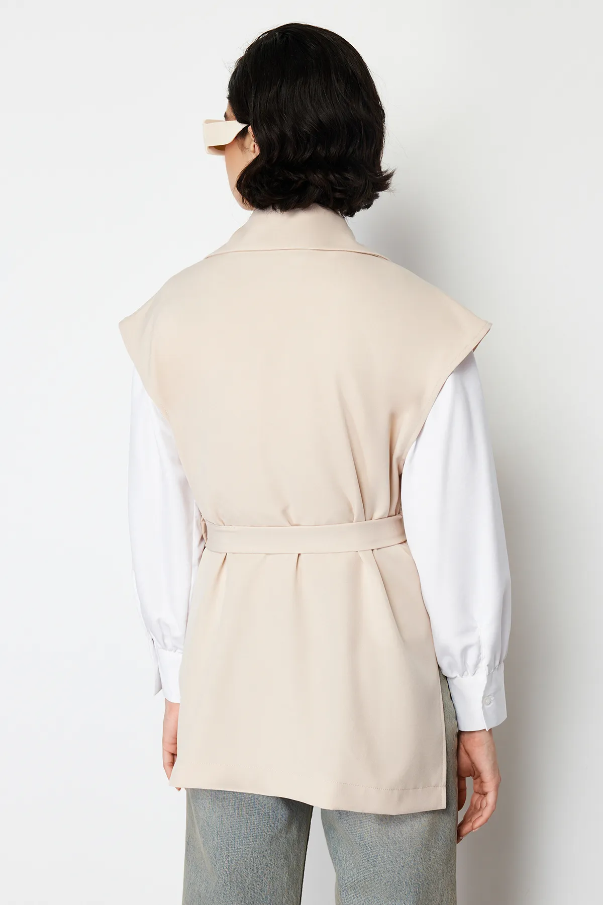 Trendyol Modest  Beigefarbene, gewebte Weste mit Gürtel TCTSS24YL00004