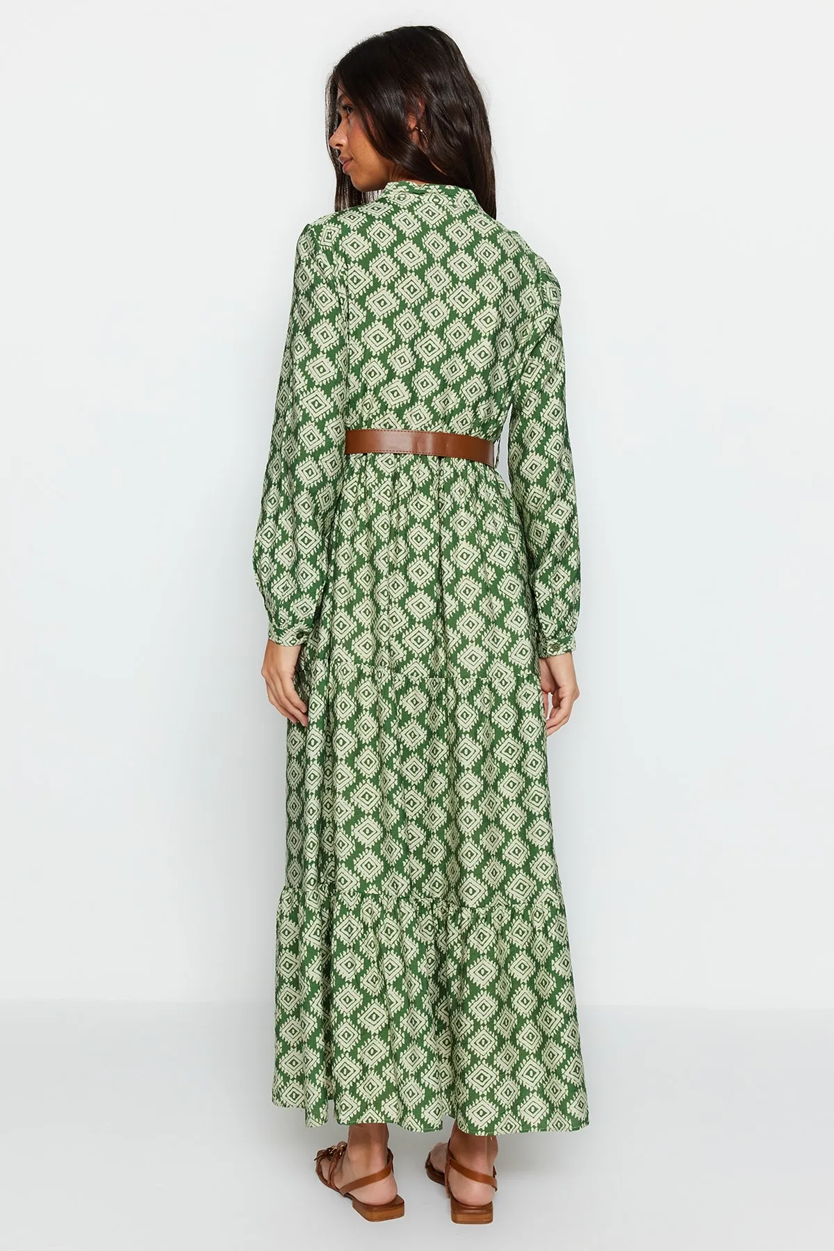 Trendyol Modest  Grünes, gewebtes Kleid mit Gürtelrock, Volant, Blumenmuster und Futter TCTSS23EB00111