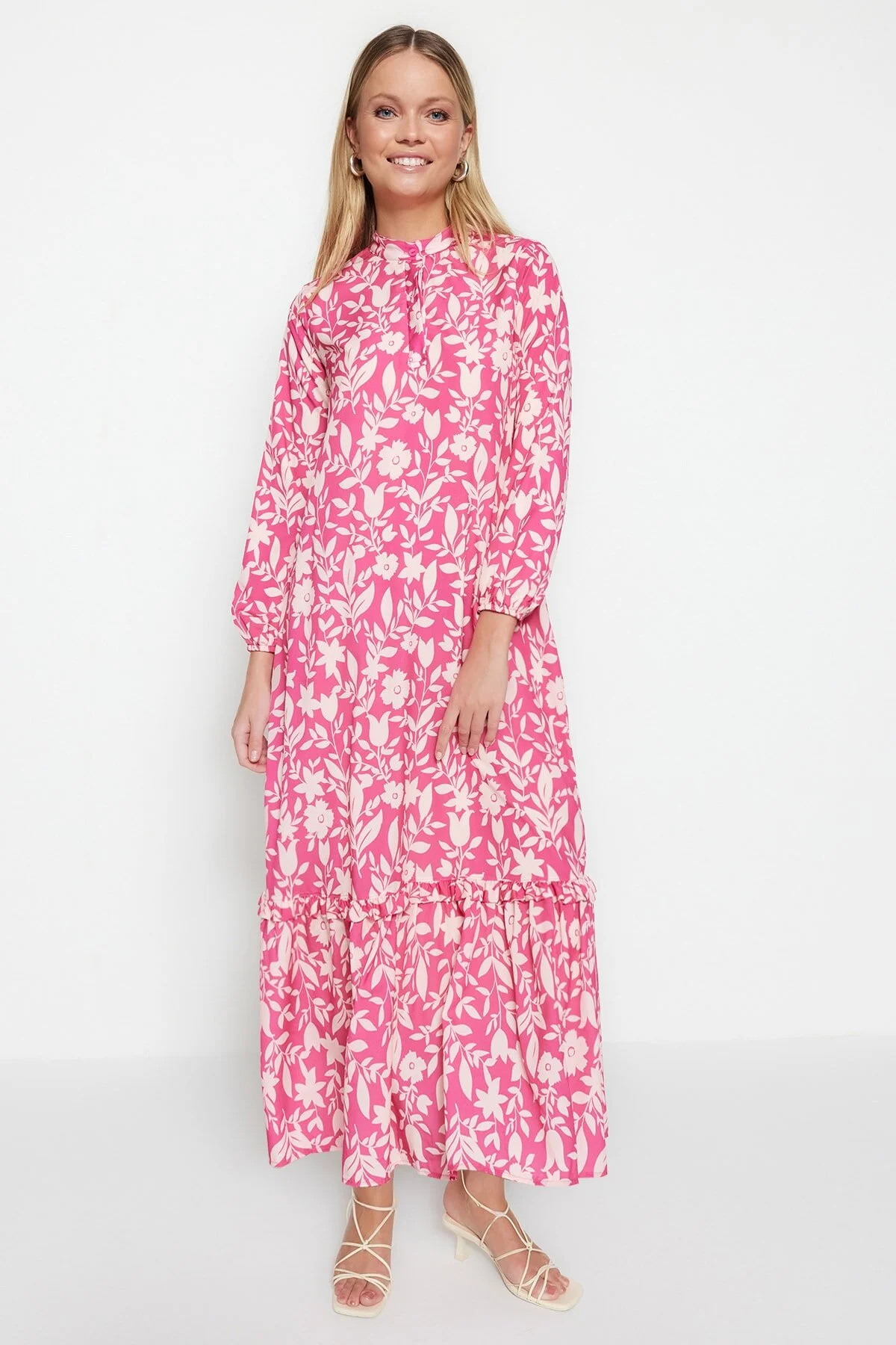 Trendyol Modest  Dunkelrosa gewebtes Kleid mit Blumenmuster, halber Knopfleiste und Rüschenspitze, gefüttert TCTSS21EL3353