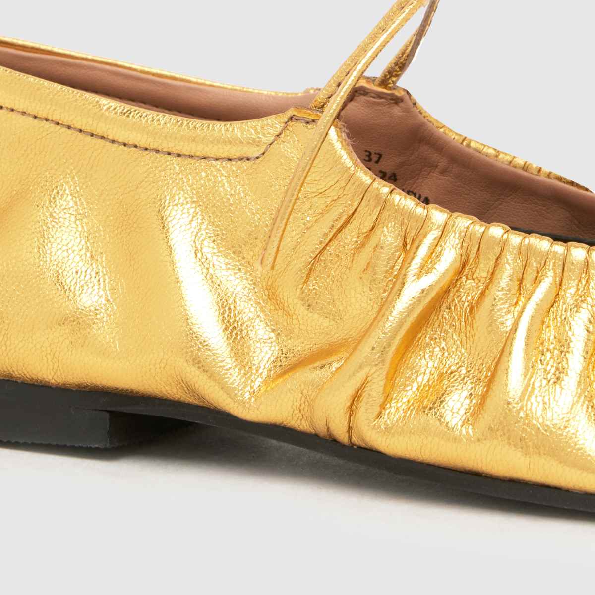 Schuh Lindy – Guldfärgade ballerinaskor i läder med rynka detaljer