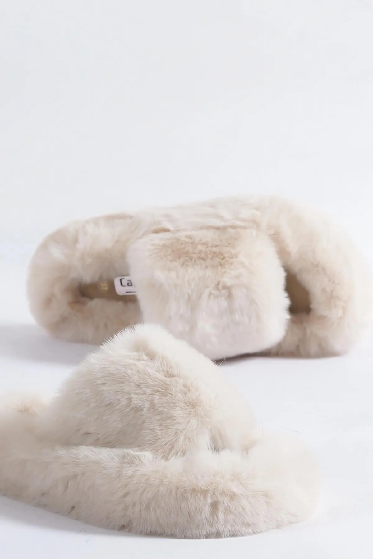Capone Outfitters  Cremefarbene Hausschuhe für Damen