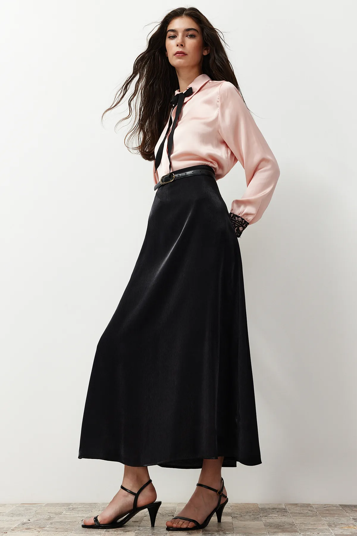 Trendyol Modest  Schwarzer ungefütterter Rock aus gewebtem Satin TCTSS24EE00017