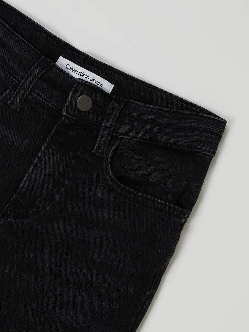 Slim Fit Jeans mit Stretch-Anteil in schwarz