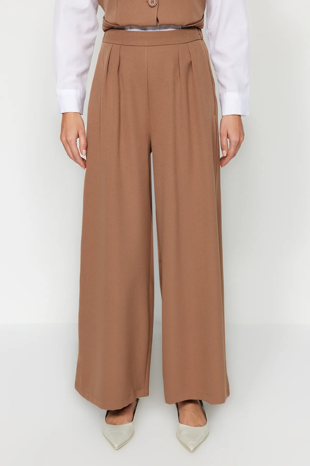 Trendyol Modest  Kamelfarbenes Set aus Weste und Hose aus gewebtem Oberteil und Unterteil TCTAW24US00066