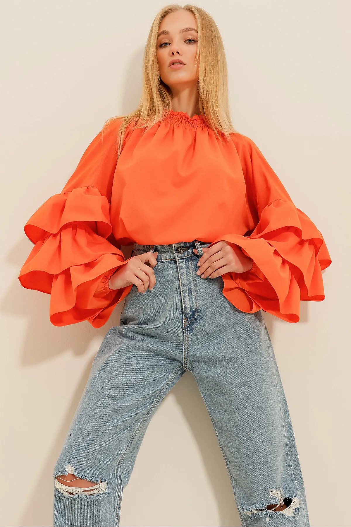 Trend Alaçatı Stili  Orangefarbene Damenbluse mit Rollkragen und Volant aus Webstoff ALC-X9762