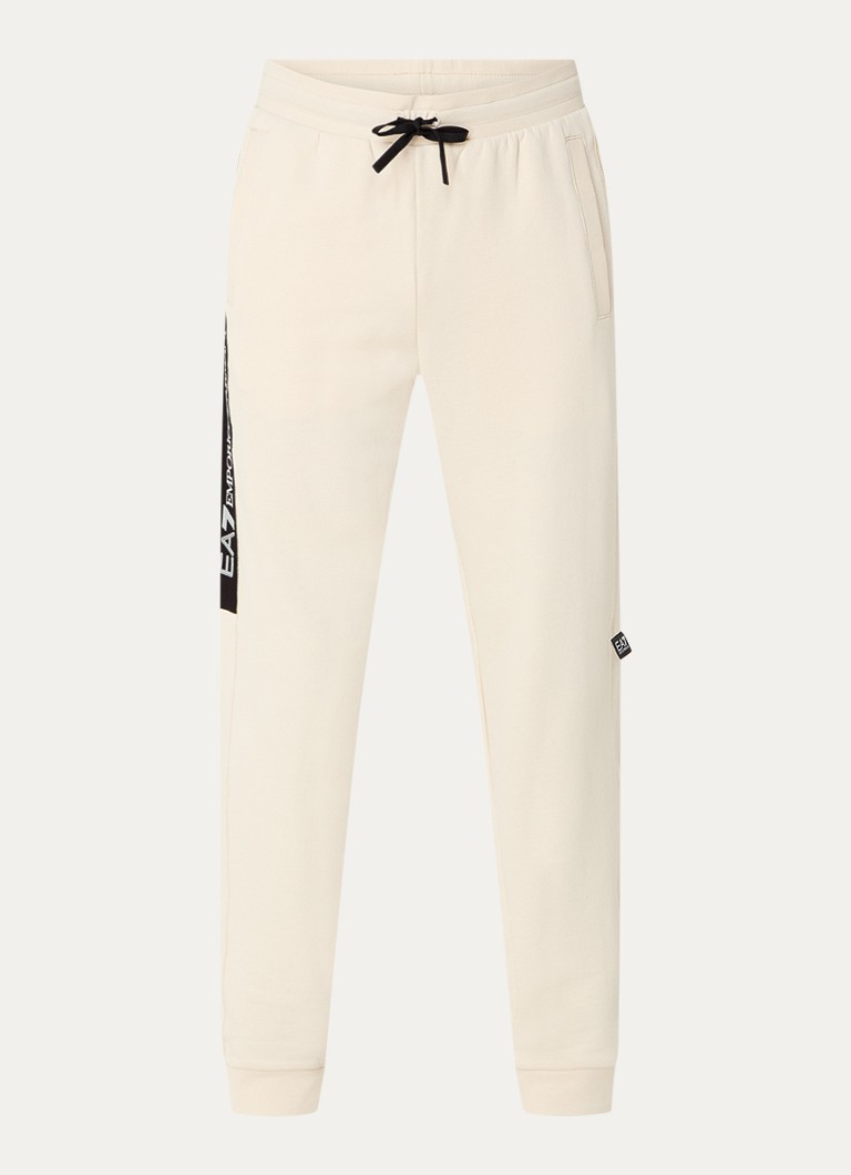 Pantaloni de trening slim fit de la Emporio Armani, cu logo și buzunare laterale.