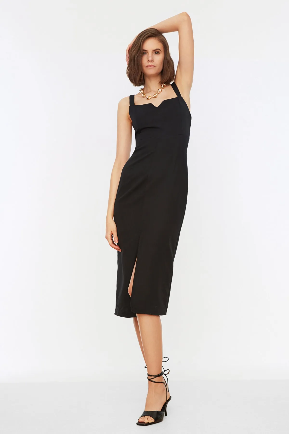 Trendyol Collection  Schwarzes, figurbetontes Midi-Webkleid mit Schlitz und Trägern TWOSS19BB0216