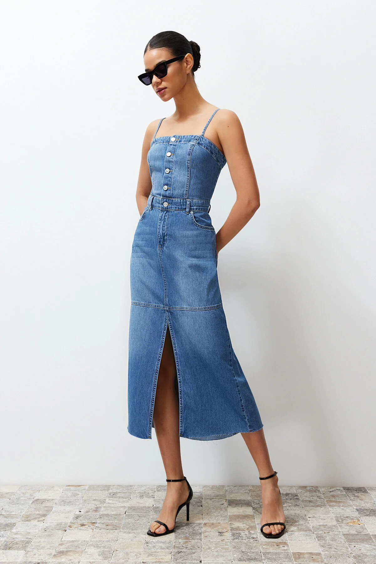 Trendyol Collection  Blaues Maxikleid aus Denim mit Riemchen TWOSS24EL00544