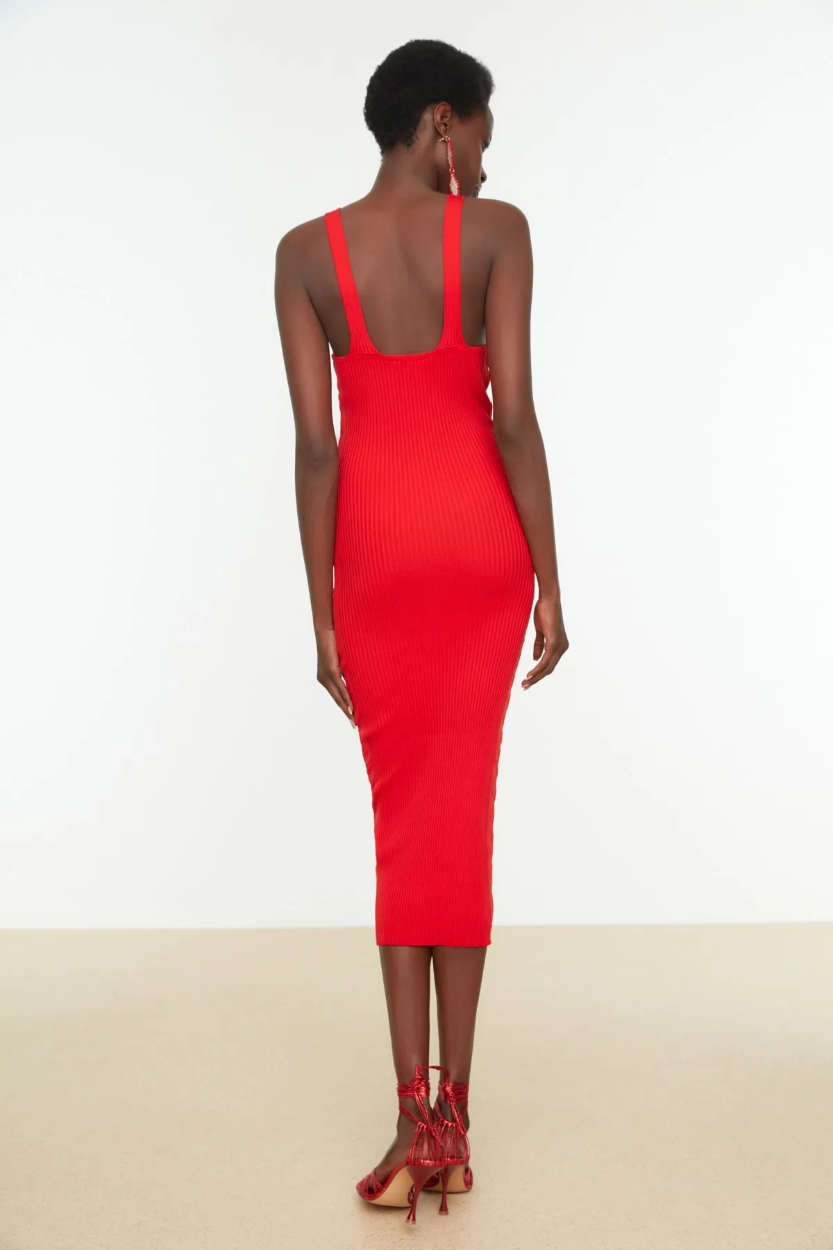 Trendyol Collection  Elegantes Abendkleid mit rotem Ausschnitt TPRAW22EL2458