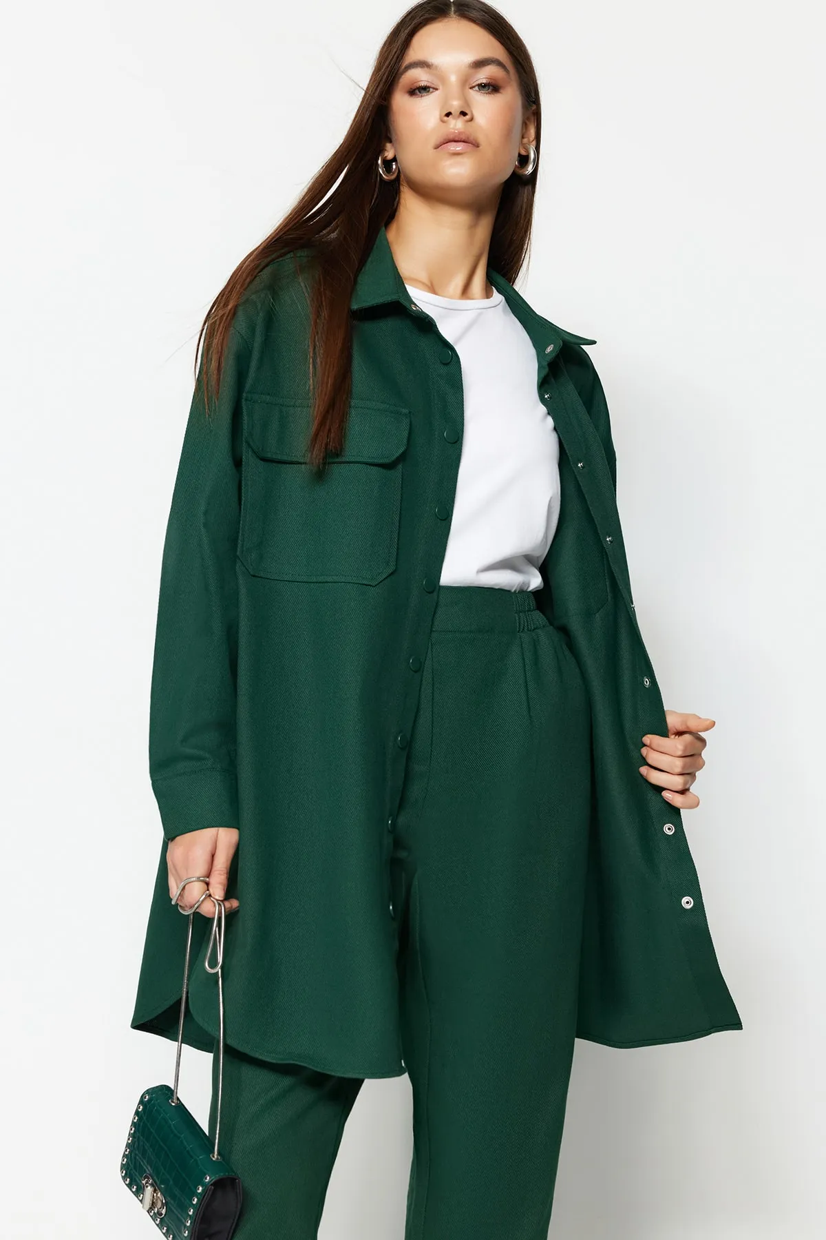 Trendyol Modest  Dunkelgrüner, gewebter Anzug aus Hemd und Hose mit Taschen und Druckknöpfen TCTAW22US0013