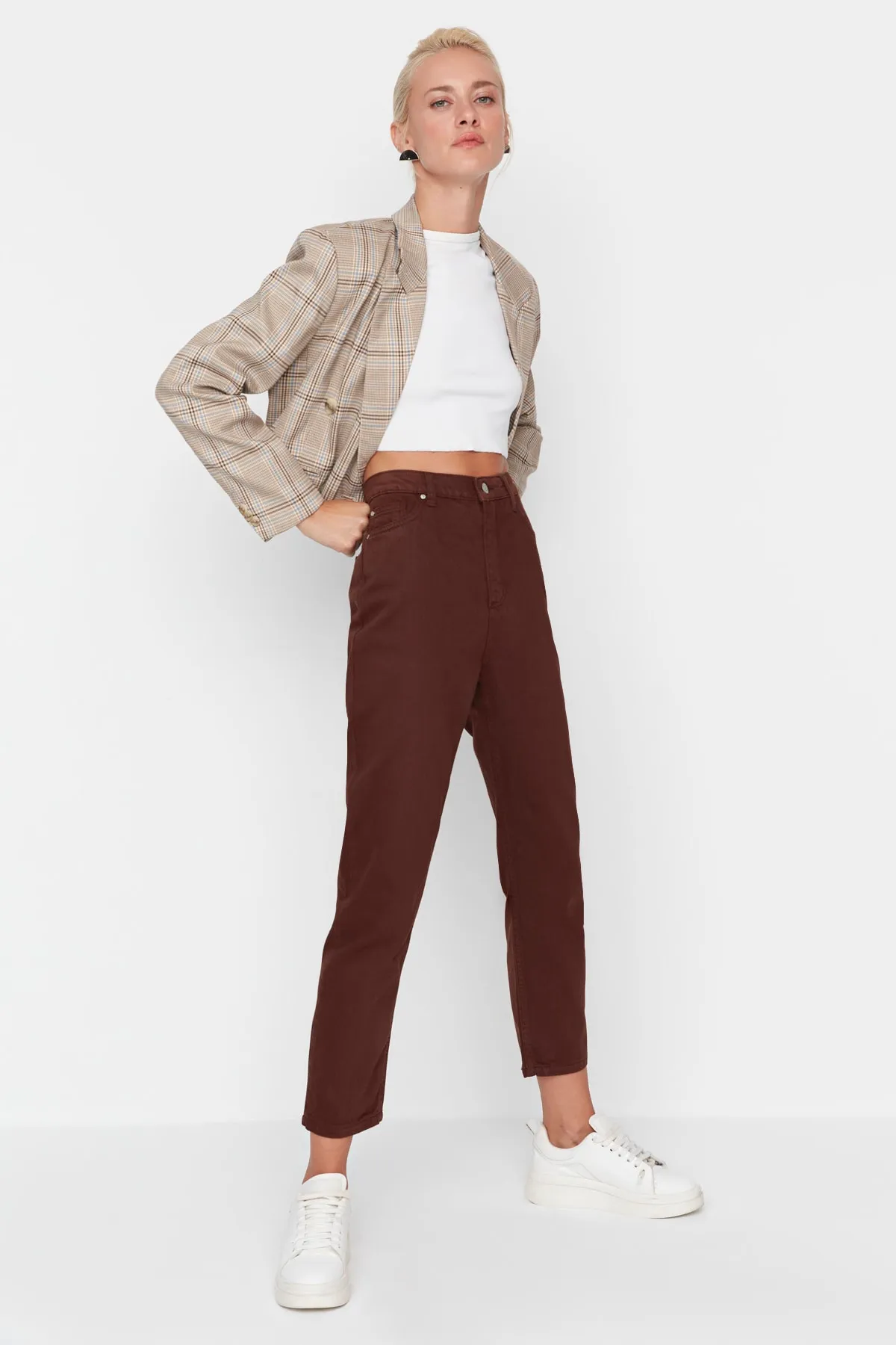 Trendyol Collection  Braune Mom-Jeans mit hoher Taille
