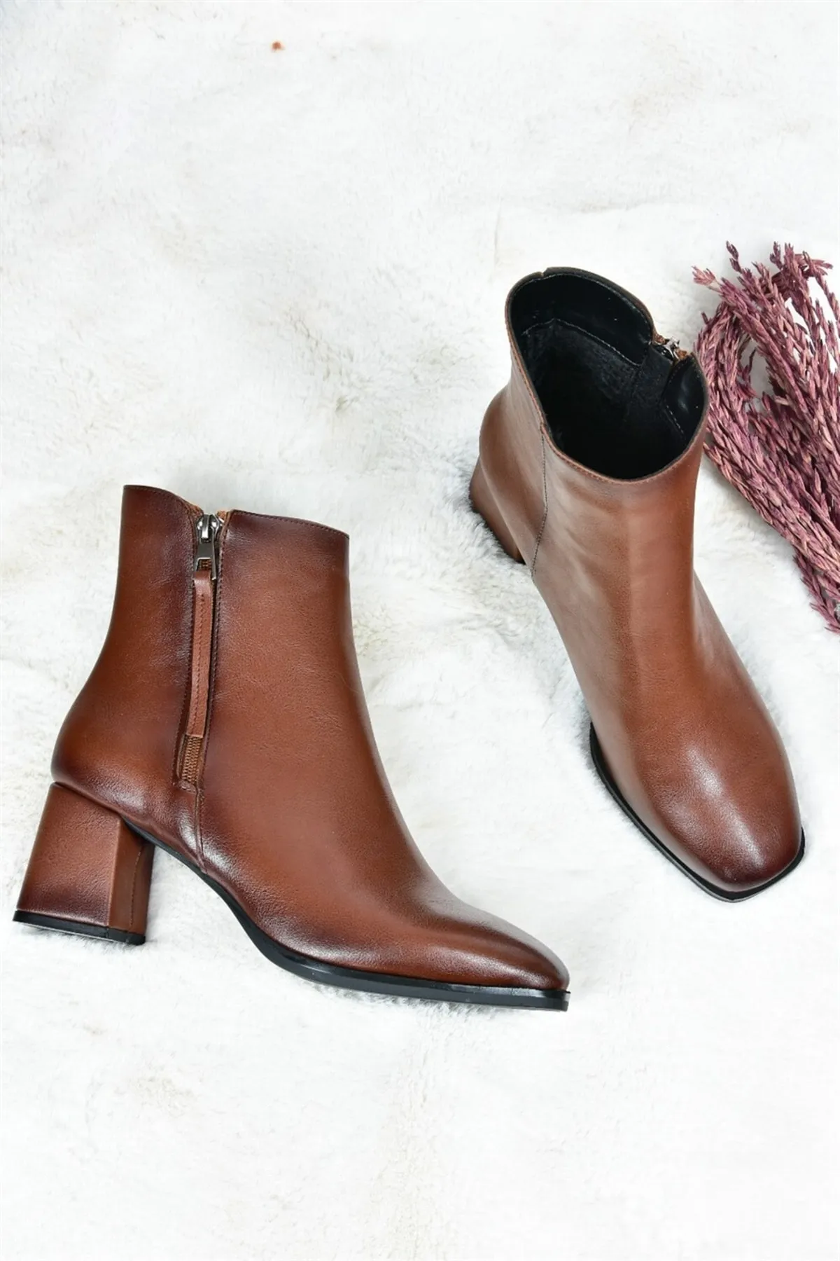 Fox Shoes  Hellbraune Daily-Damenstiefel mit dickem Absatz L713650309.