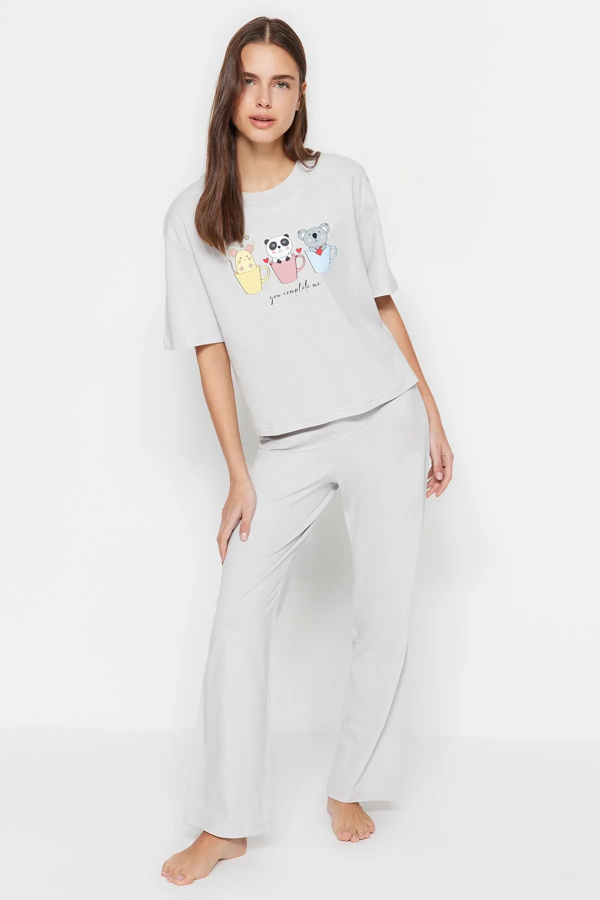 Trendyol Collection  Hellgraues Pyjama-Set aus T-Shirt und Hose mit lustigem Aufdruck, 100 % Baumwolle, THMSS23PT00134
