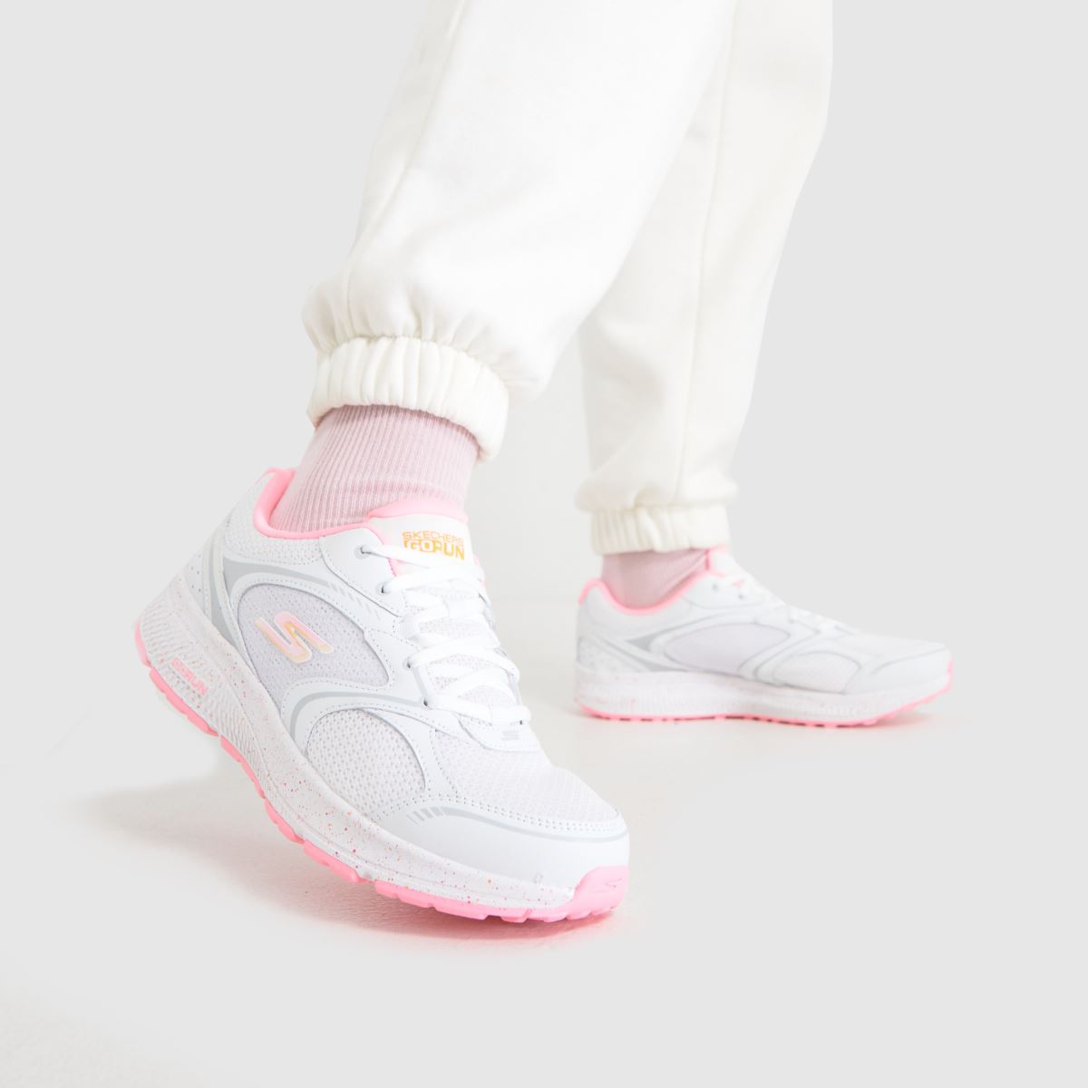 Běžecké boty SKECHERS go run consistent runner v bílé a růžové barvě