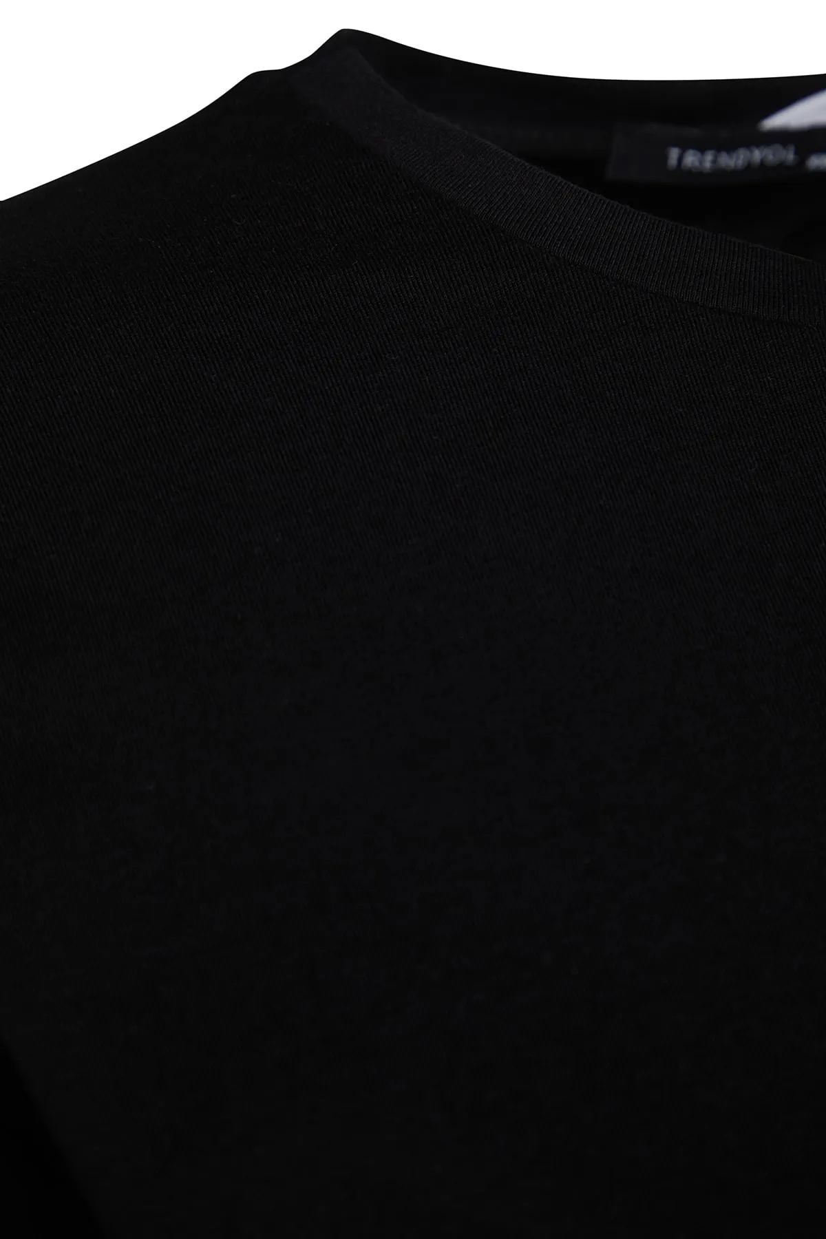 Trendyol Curve  Schwarzes Boyfriend-T-Shirt mit detailliertem Strickmuster TBSSS22TS0727