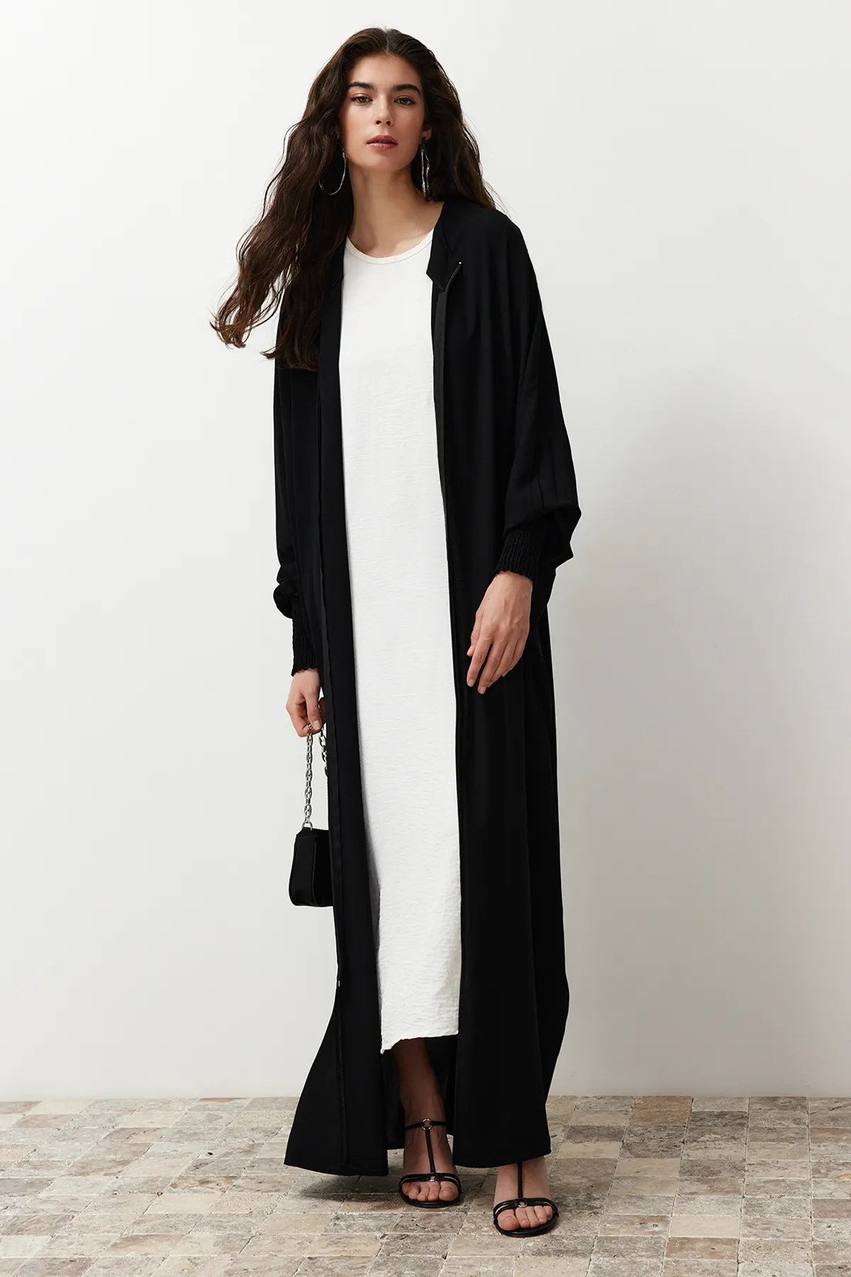 Trendyol Modest  Schwarze gewebte Kappe mit Fledermausärmeln und Abaya in weiter Passform TCTSS24KF00021