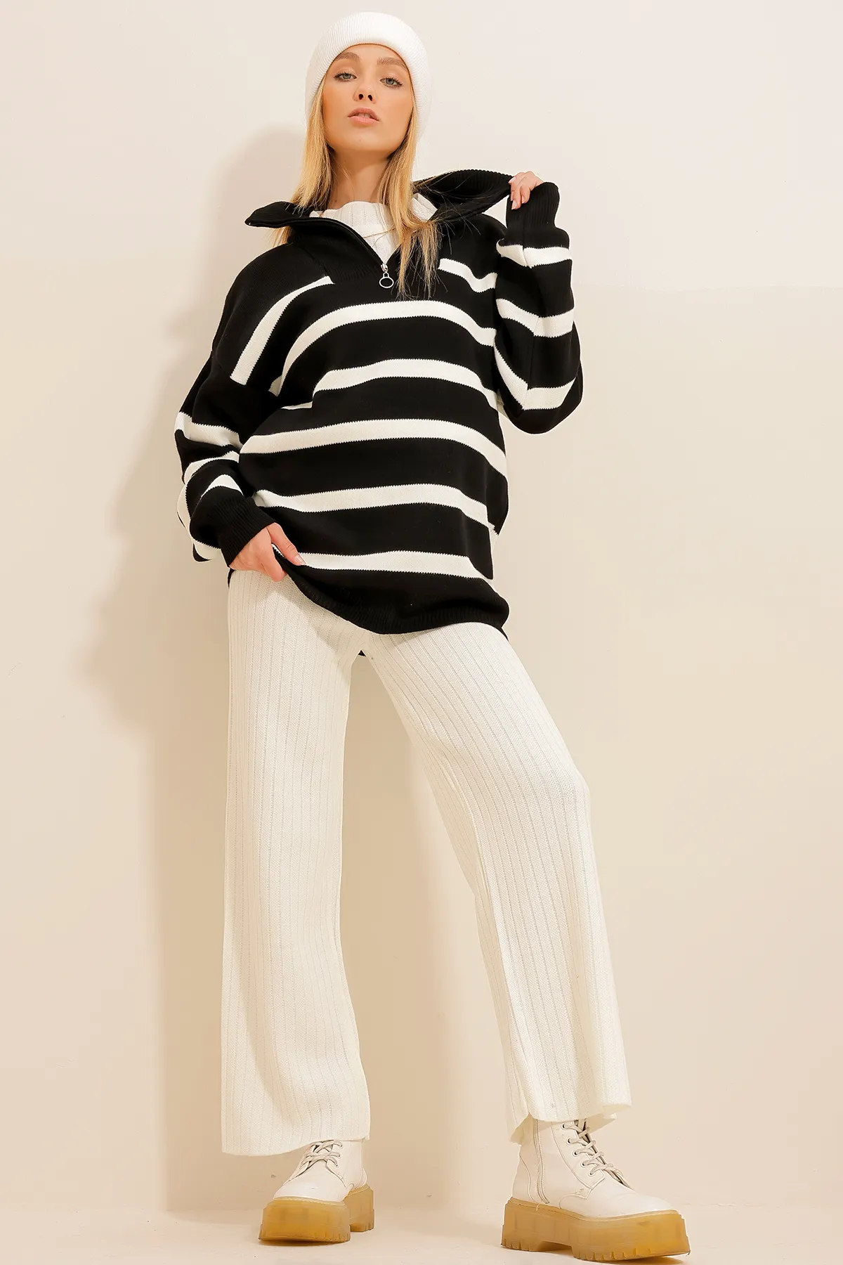Trend Alaçatı Stili  Schwarzer Damen-Winterpullover mit Reißverschluss und Streifenmuster ALC-X11055