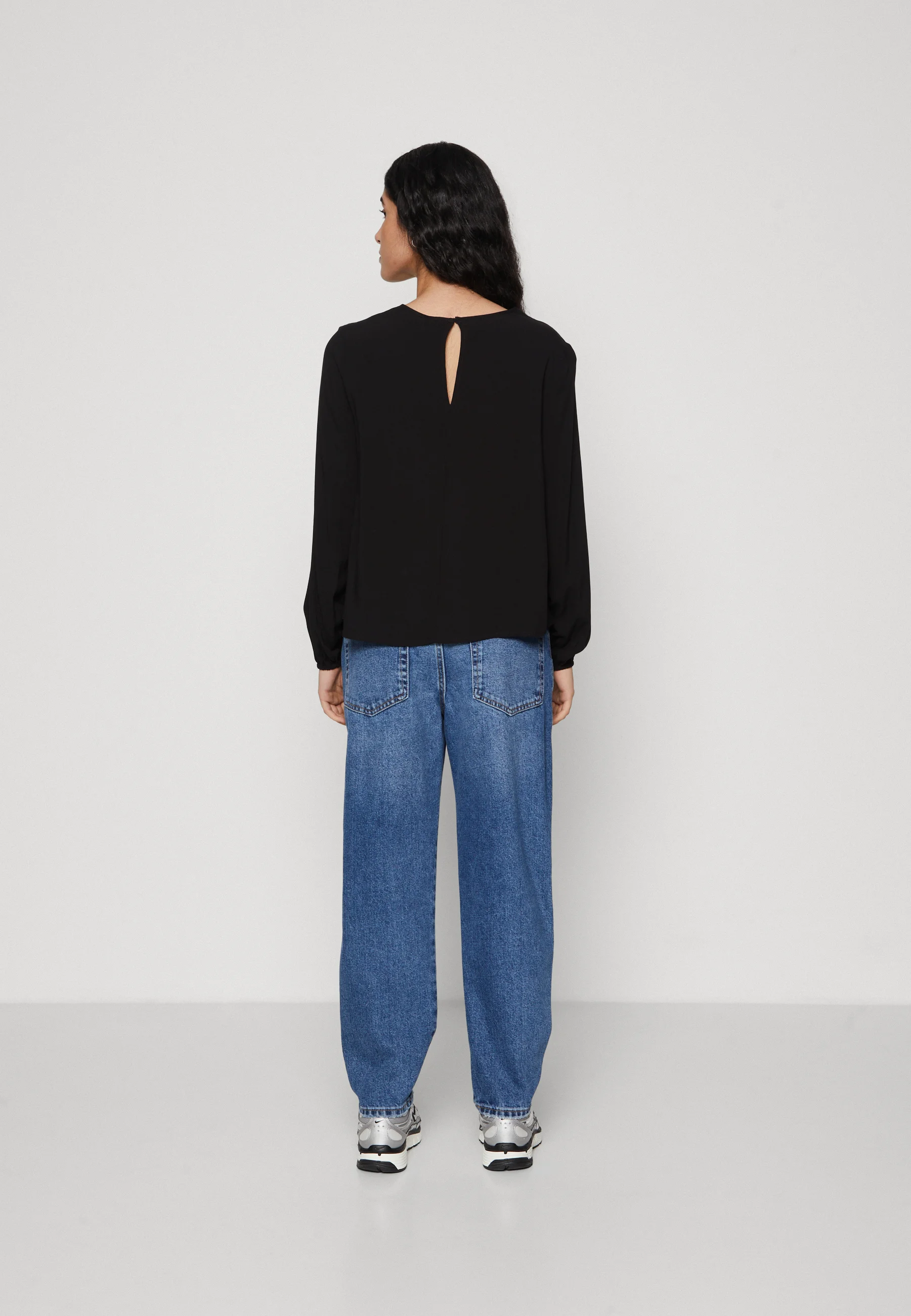 Vero Moda Petite VMLILOU O NECK DETAIL - Blusa