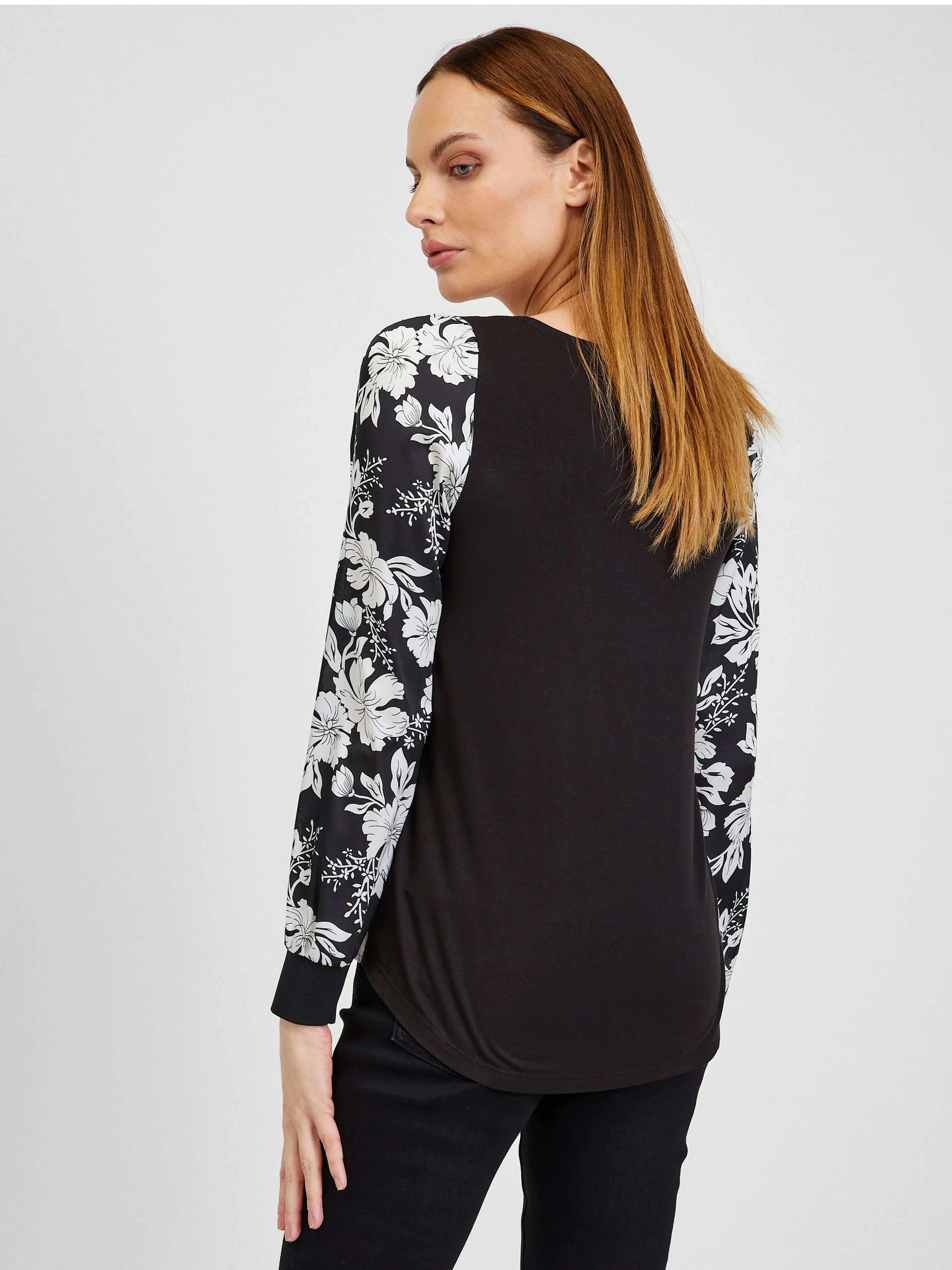 Weiße und schwarze Damenbluse mit Blumenmuster ORSAY
