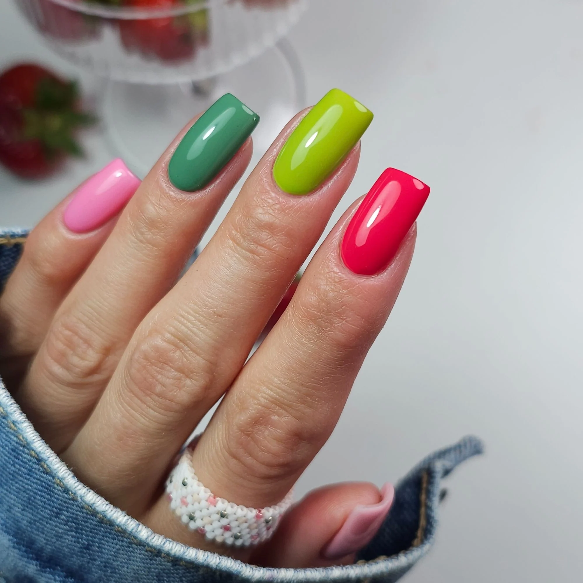 Strawberrymania UV gel lak za nokte polutrajni lak za nokte - lak za nokte s efektom gela