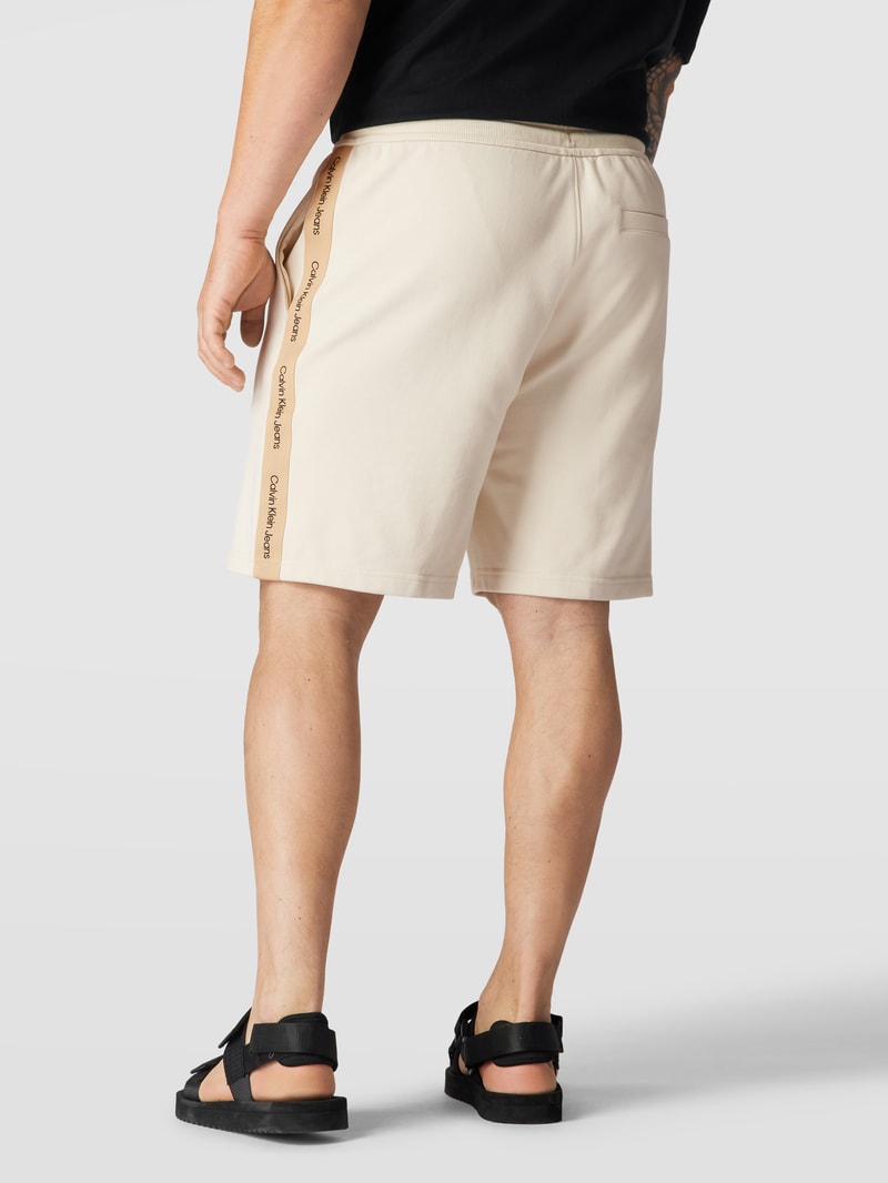 PLUS SIZE Sweatshorts mit Galonstreifen in offwhite