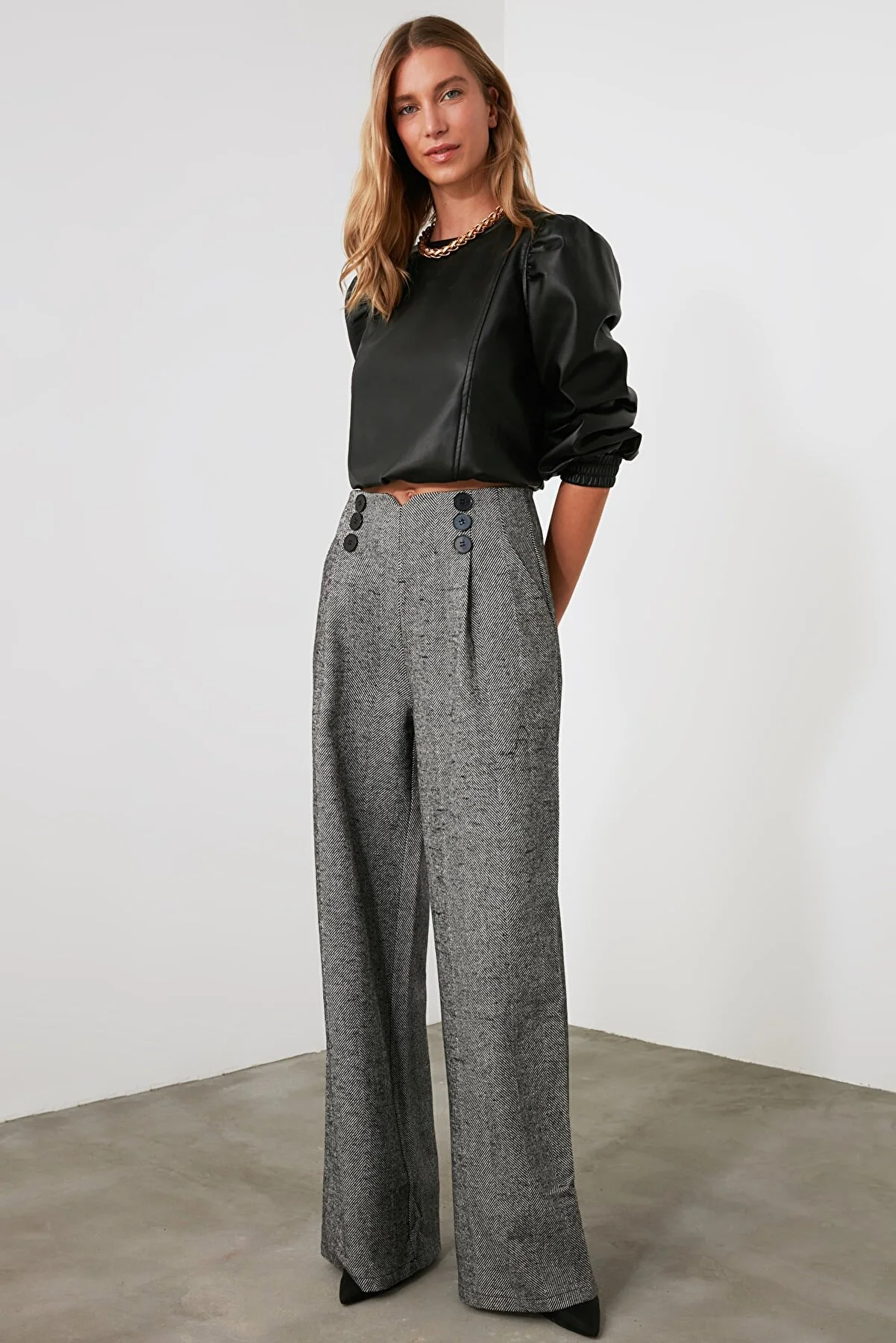 Trendyol Collection  Graue, gewebte Hose mit weitem Bein und Knopfdetail TWOAW21PL0492